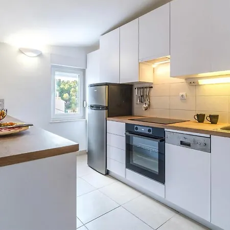 2 Bedroom Cozy In Apartment *